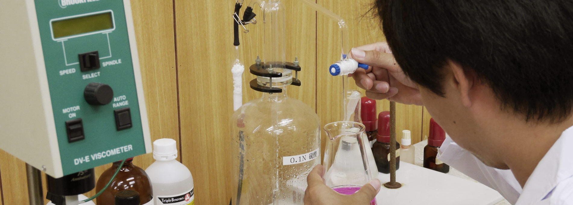 泥汚れに洗濯用洗剤を使用するならクリヤケミカル株式会社